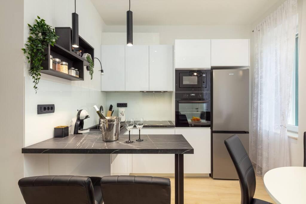 Apartman Drago 4* - 2 Minutes From The Town Centre Split Exterior photo